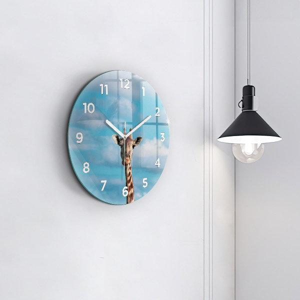 Orologio rotondo in vetro Testa di giraffa contro il cielo