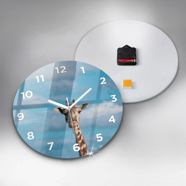 Orologio rotondo in vetro Testa di giraffa contro il cielo