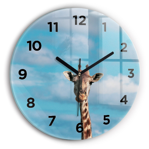 Orologio rotondo in vetro Testa di giraffa contro il cielo