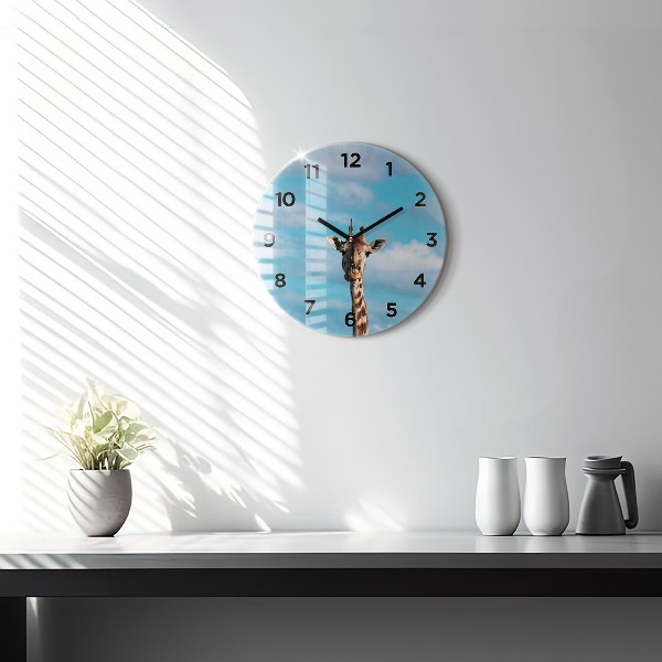 Orologio rotondo in vetro Testa di giraffa contro il cielo