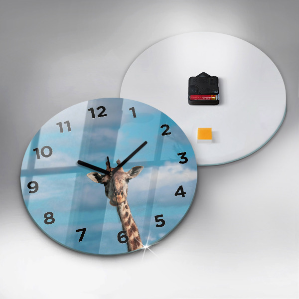 Orologio rotondo in vetro Testa di giraffa contro il cielo