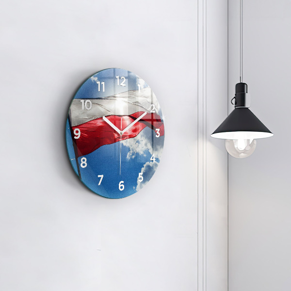 Orologio rotondo in vetro La bandiera polacca contro il cielo