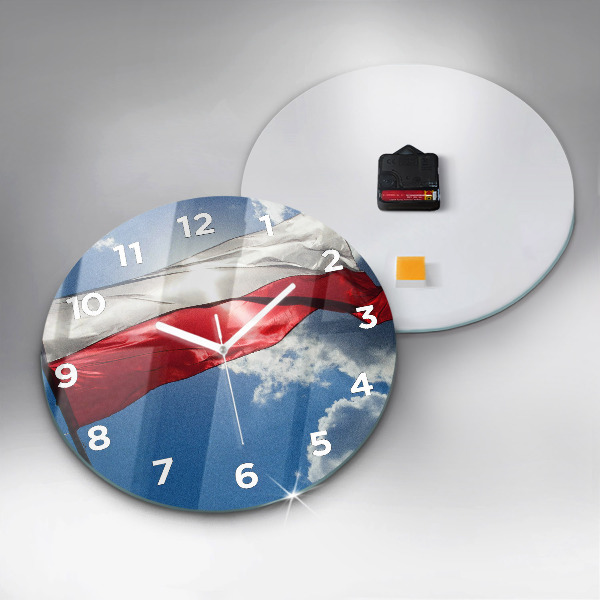 Orologio rotondo in vetro La bandiera polacca contro il cielo