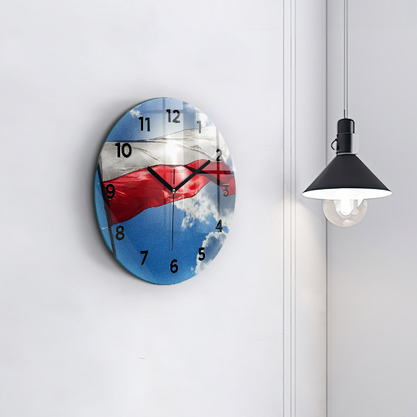 Orologio rotondo in vetro La bandiera polacca contro il cielo