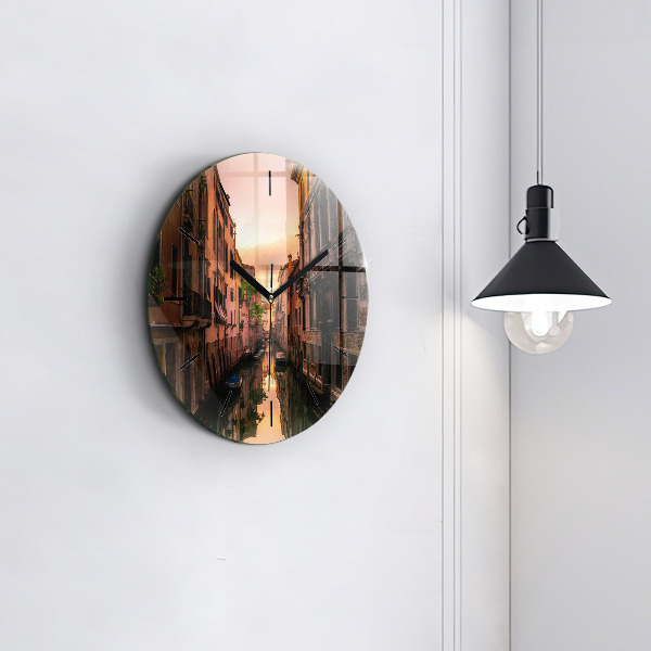 Orologio rotondo in vetro Vista del canale in città