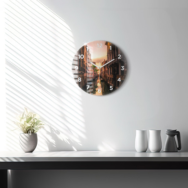 Orologio rotondo in vetro Vista del canale in città
