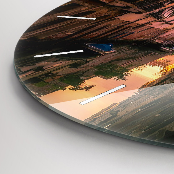 Orologio rotondo in vetro Vista del canale in città