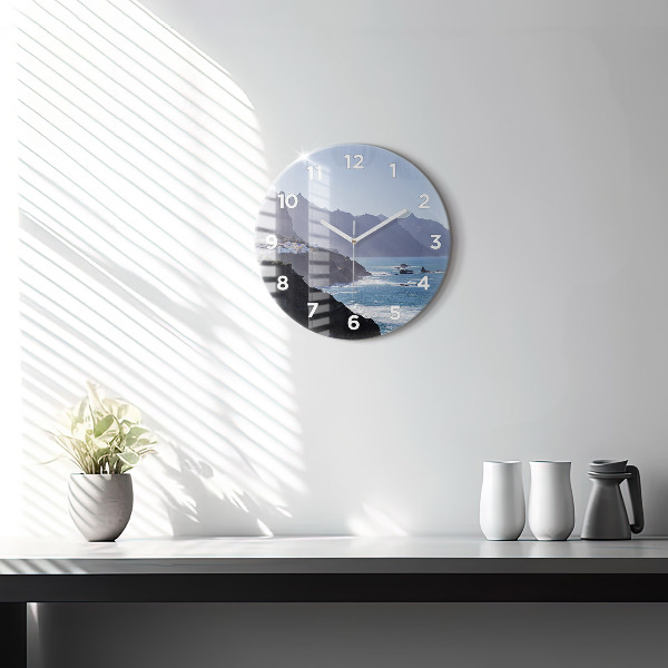 Orologio rotondo in vetro Montagne in riva all'oceano