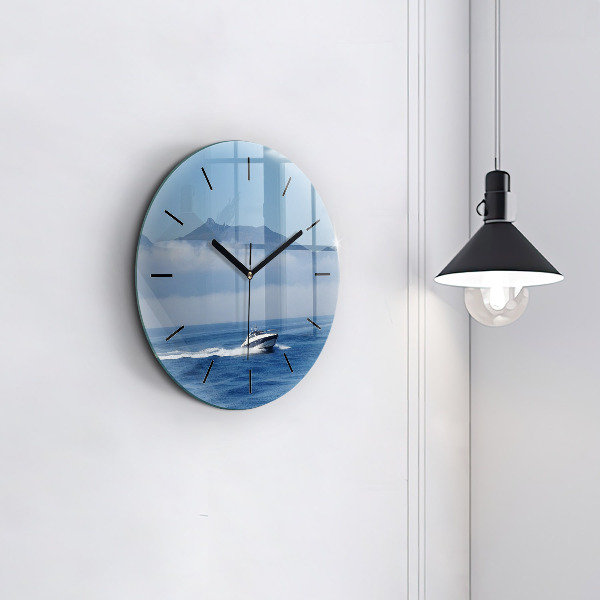 Orologio rotondo in vetro Una barca che galleggia sull'oceano