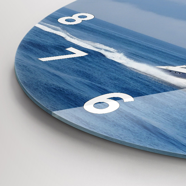 Orologio rotondo in vetro Una barca che galleggia sull'oceano