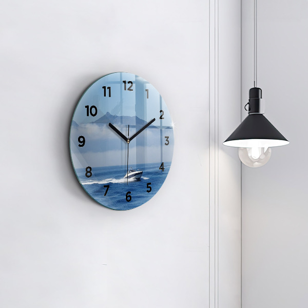Orologio rotondo in vetro Una barca che galleggia sull'oceano