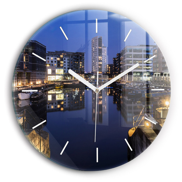 Orologio rotondo La città illuminata di notte