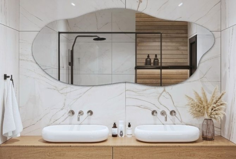 specchio per un bagno bianco