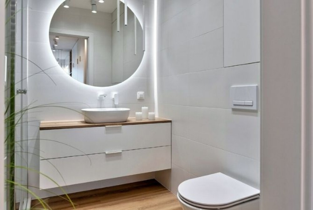 specchio per un bagno bianco